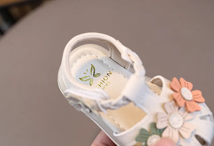 Summer Sandals New Fashion LED Light Kid Shoes Simple Versatile Retro Girl Shoe Princess Flower Lightweight Elegant Kid Sandals