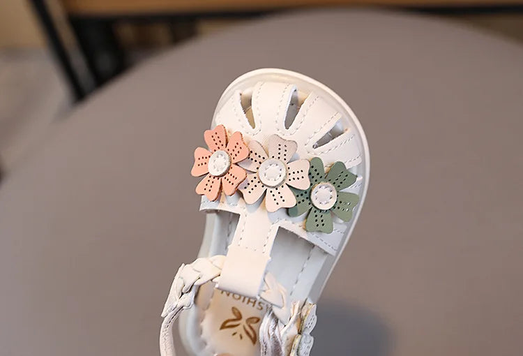 Summer Sandals New Fashion LED Light Kid Shoes Simple Versatile Retro Girl Shoe Princess Flower Lightweight Elegant Kid Sandals