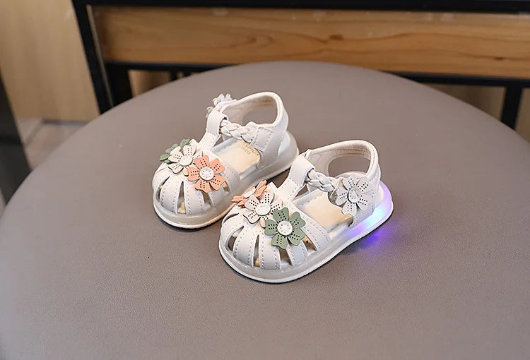 Summer Sandals New Fashion LED Light Kid Shoes Simple Versatile Retro Girl Shoe Princess Flower Lightweight Elegant Kid Sandals