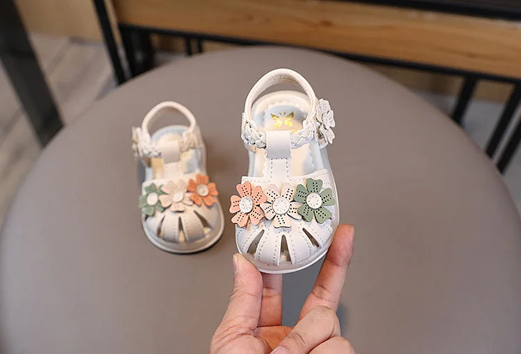 Summer Sandals New Fashion LED Light Kid Shoes Simple Versatile Retro Girl Shoe Princess Flower Lightweight Elegant Kid Sandals