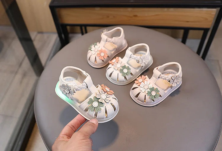 Summer Sandals New Fashion LED Light Kid Shoes Simple Versatile Retro Girl Shoe Princess Flower Lightweight Elegant Kid Sandals