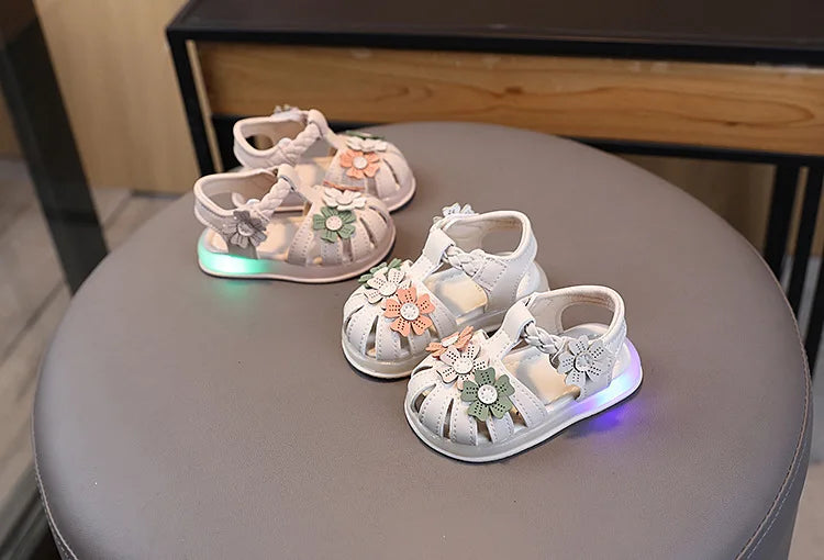 Summer Sandals New Fashion LED Light Kid Shoes Simple Versatile Retro Girl Shoe Princess Flower Lightweight Elegant Kid Sandals