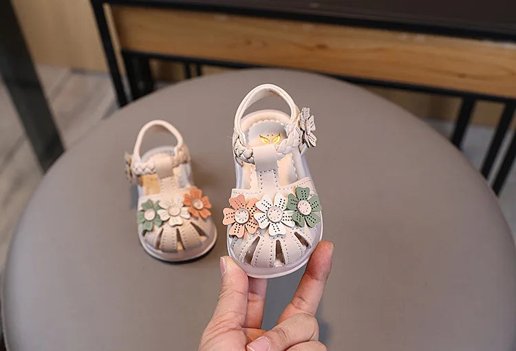 Summer Sandals New Fashion LED Light Kid Shoes Simple Versatile Retro Girl Shoe Princess Flower Lightweight Elegant Kid Sandals