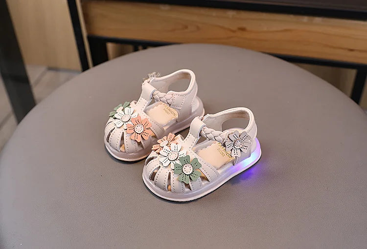 Summer Sandals New Fashion LED Light Kid Shoes Simple Versatile Retro Girl Shoe Princess Flower Lightweight Elegant Kid Sandals
